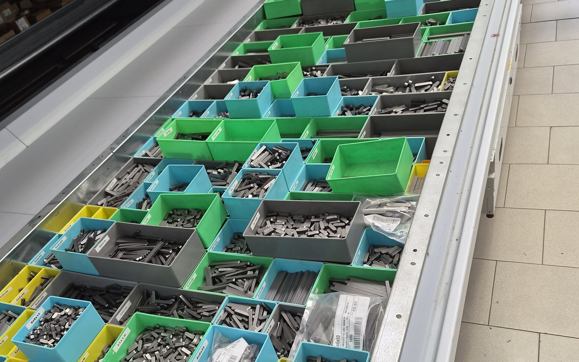 Contenitori di spine e minuteria metallica nel magazzino verticale della sede